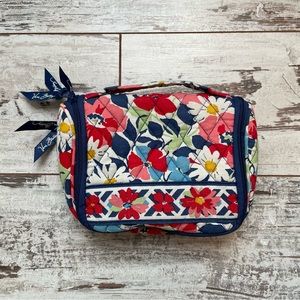 VERA BRADLEY Trifold Compact Hanging Jewlery/Toiletry Organizer